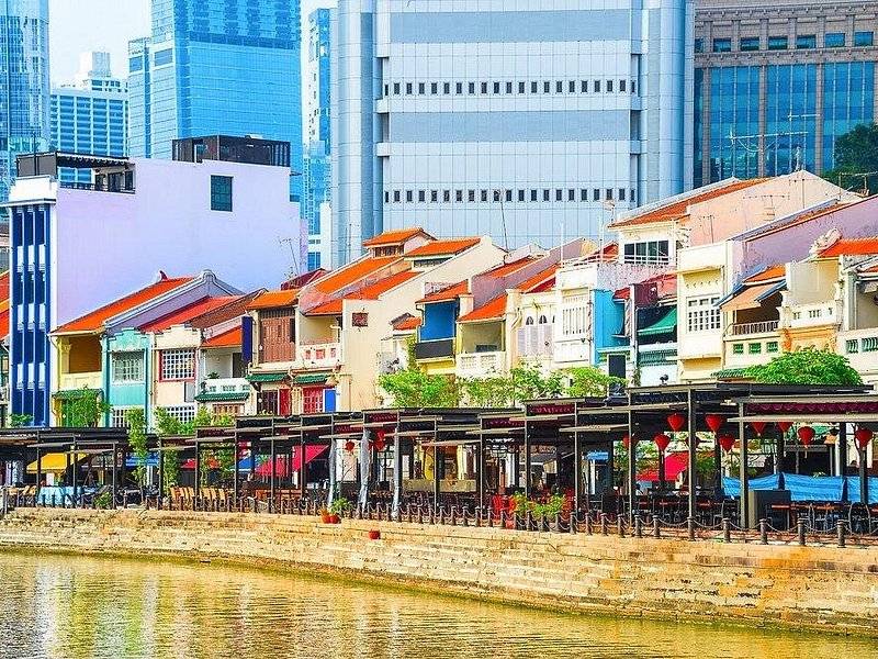 The row of coloured shophouse restaurants along Boat Quay on the Singapore River